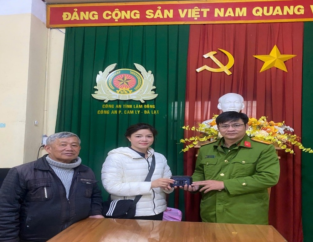 Công an phường Cam Ly – Đà Lạt trao trả tài sản cho người dân và du khách đánh rơi